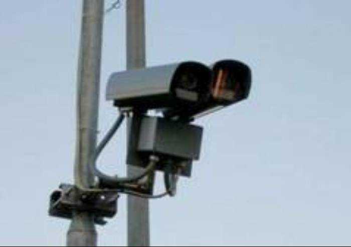 Multa in moto, dichiara alla guida il padre invalido, ma è falso