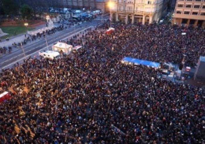 Piazza 8 agosto delle sardine: 'Siamo 40.000, se il centro-sinistra perderà non molleremo'