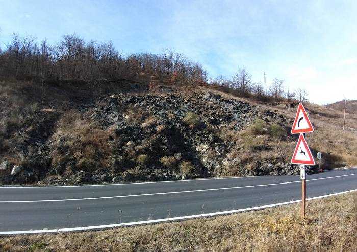 Pavullo, frana lungo la sp 4 Fondovalle Panaro: senso unico