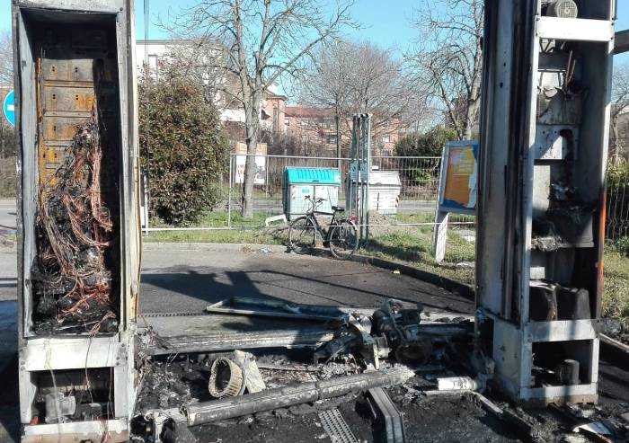 Rogo nella notte, distrutto autolavaggio, possibile dolo