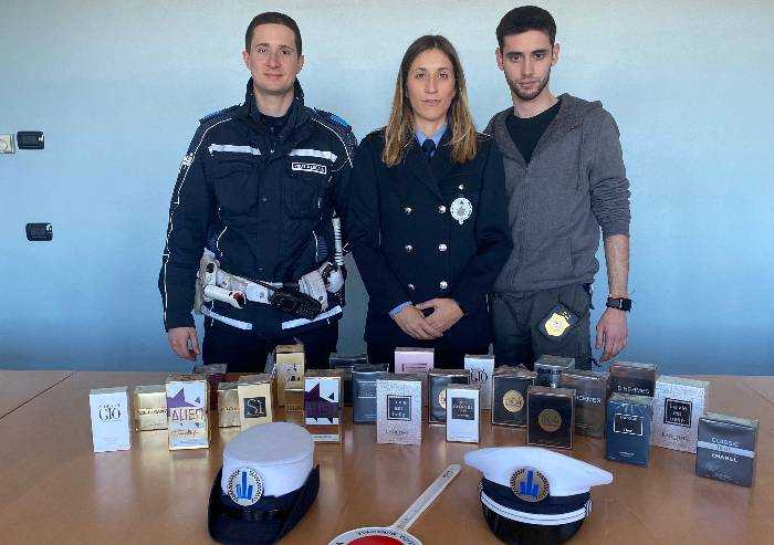 Vende profumi contraffatti, denunciato ambulante abusivo italiano