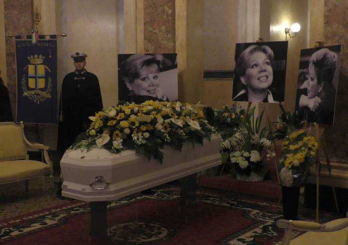 Addio a Mirella Freni, camera ardente in Teatro e funerale in Duomo