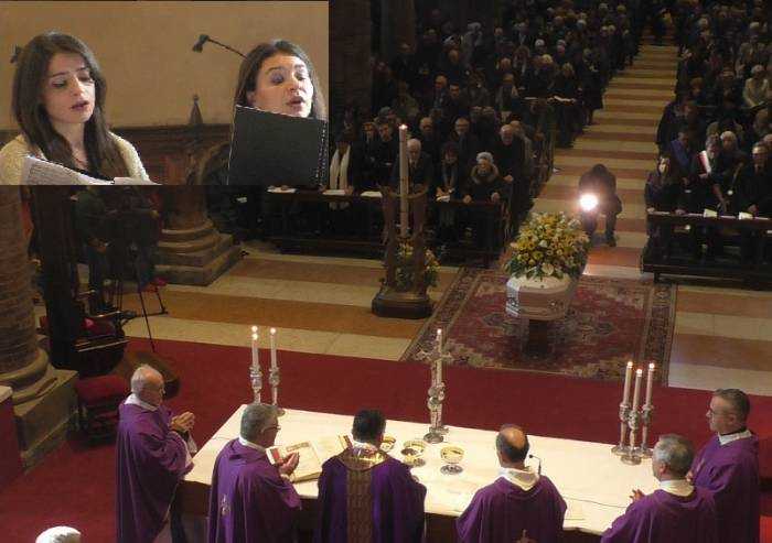 L'ultimo canto per Mirella: in Duomo l'abbraccio della sua Modena