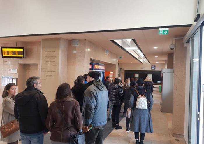 Carpi, ancora disservizi in stazione: fare il biglietto è una odissea