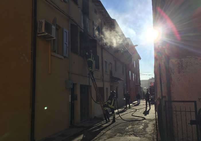 Incendio a Bastiglia, sigaretta spenta male: appartamento distrutto