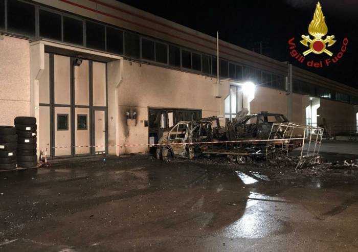 Maranello: distrutti dalle fiamme camper, auto e carro attrezzi
