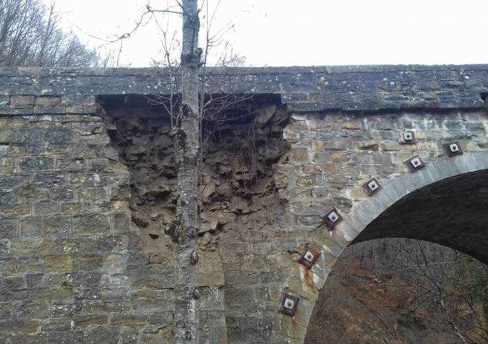 Ponte Mulino del grillo a Lama Mocogno: paura per un cedimento