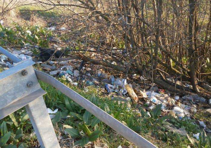 Castelfranco, aree di sosta in tangenziale trasformate in discarica