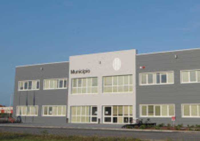 Mirandola, dipendente Comune positivo, quarantena per colleghi stretti