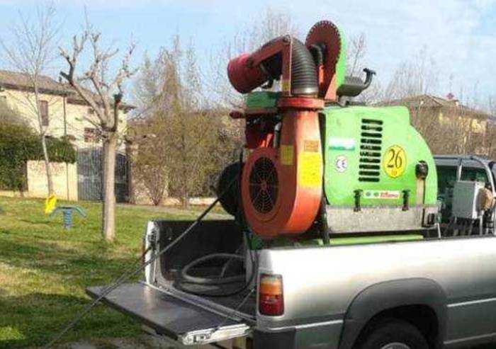 Venturi: 'Sanificare strade non ha senso'. Ma a Sassuolo da ieri si fa