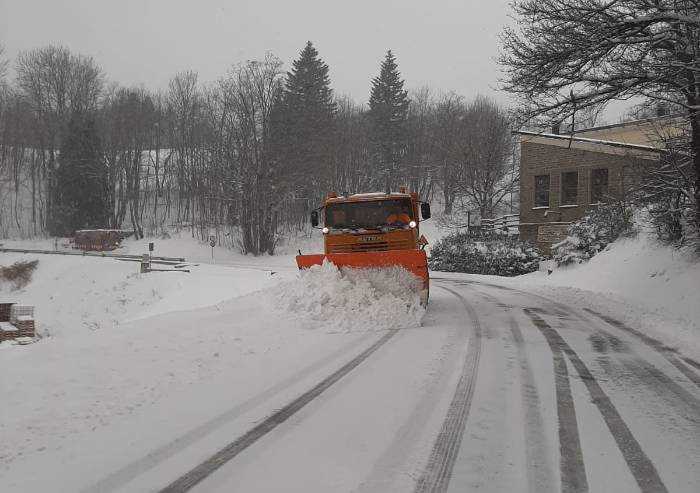 Nevicate in Appennino, mezzi spartineve al lavoro