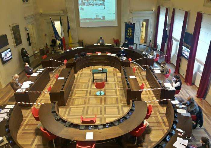 Più tasse e nessuna emergenza: ok al bilancio dell'altro mondo