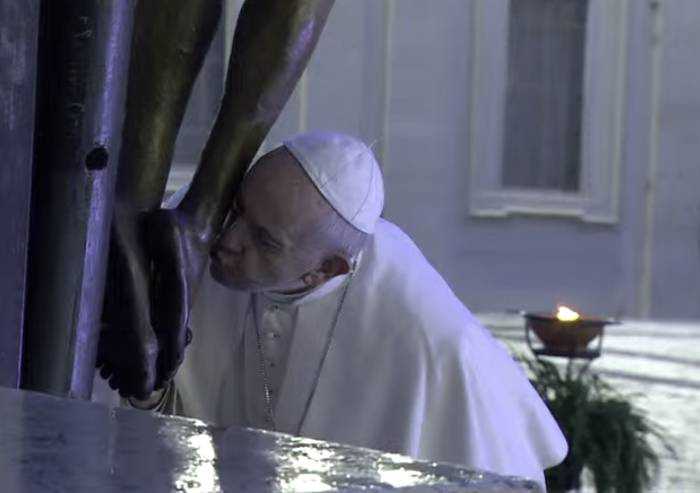 Il Papa prega per la fine della pandemia: 'Signore non lasciarci in balia della tempesta'