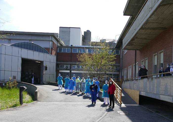 Ospedale Ramazzini di Carpi: omaggio forze dell'ordine ai sanitari