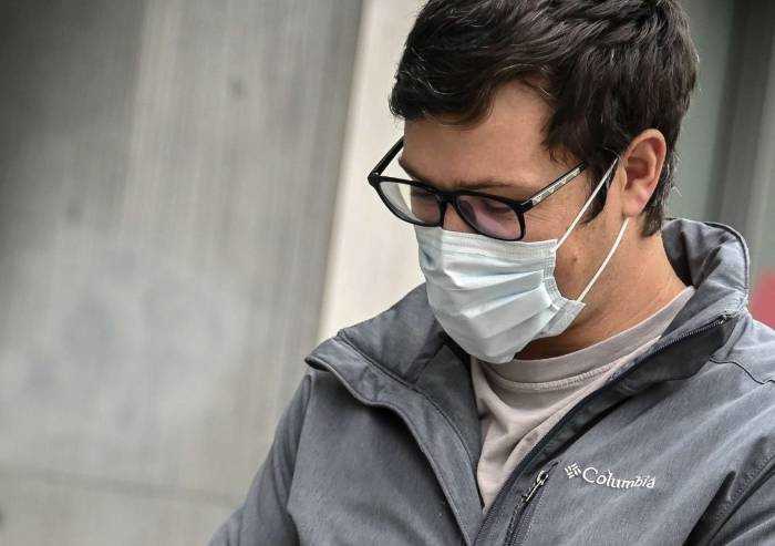 Il virologo Crisanti: 'Usate la mascherina anche in casa'