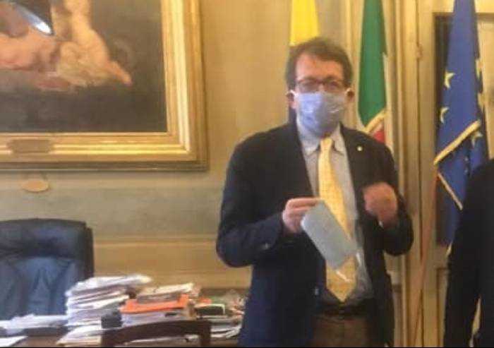 Modena, mascherine a chi prima arriva in auto: che pasticcio