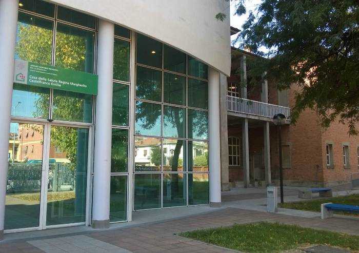 Ospedale Castelfranco, 8 ricoverati Covid positivi. Attività sospese