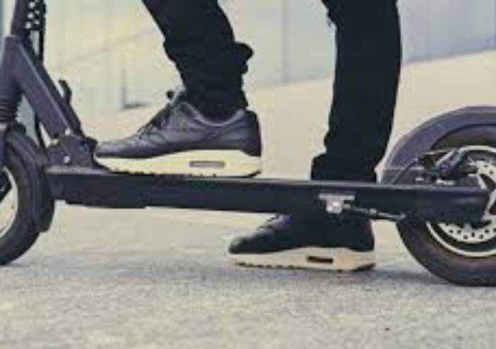 In giro in monopattino e con eroina e cocaina: fermato ma libero