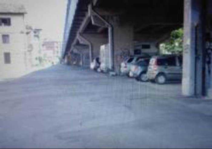 Si lancia dal cavalcavia per fuggire dalla Polizia