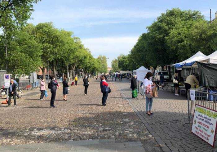 Mirandola, questa mattina è tornato il mercato in piazza