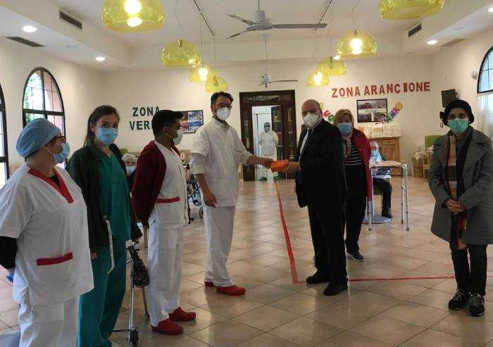 Anziani, consegnati smartphone nelle cra più colpite dal virus