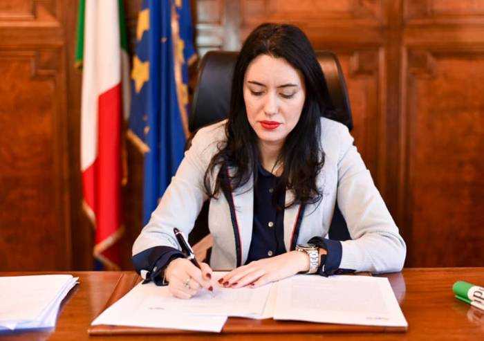 Ministro Azzolina: 'A settembre lezioni metà a scuola e metà a casa'