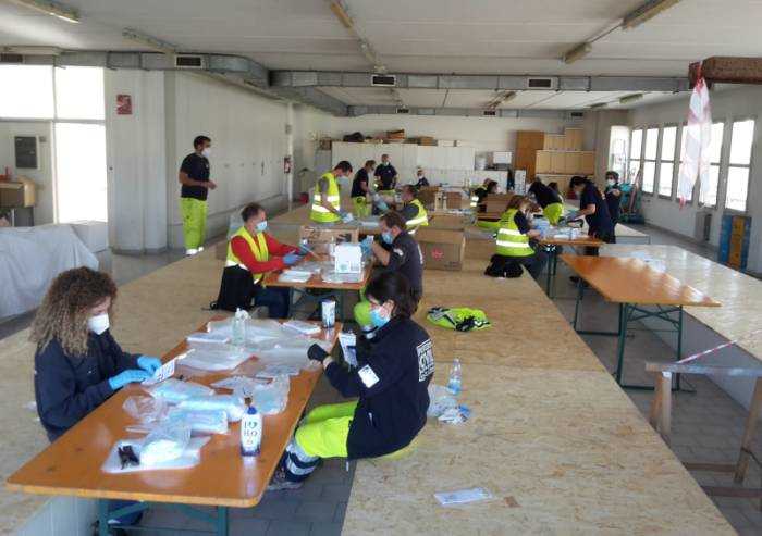 Il Comune corregge l'errore: mascherine ora distribuite imbustate