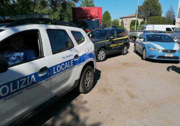 Modena, blitz all'officina di via Emilio Po. Era una base di spaccio