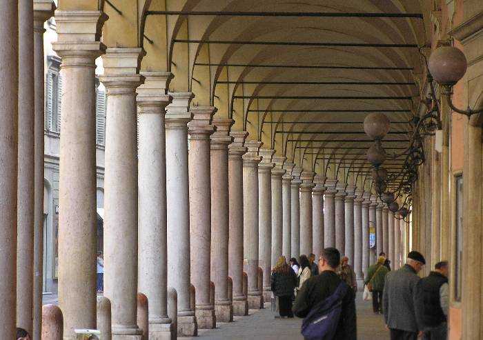 In bici sotto i portici di Modena: da lunedì scattano le multe