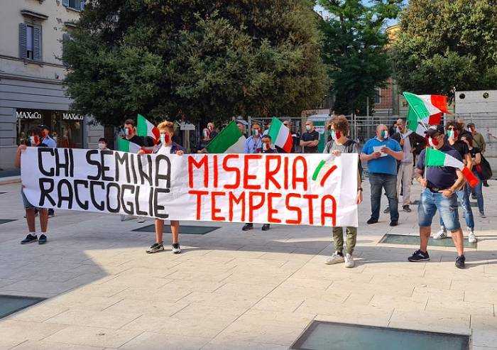Le Mascherine Tricolori in centro a Modena