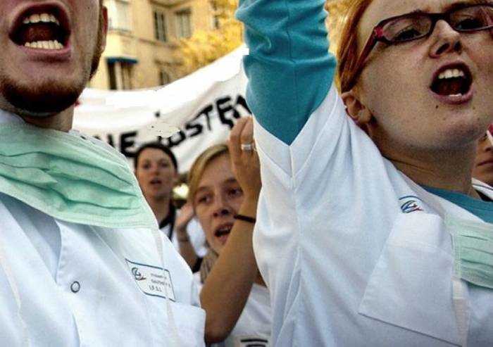 'Non siamo eroi': a Modena lunedì infermieri in piazza Grande