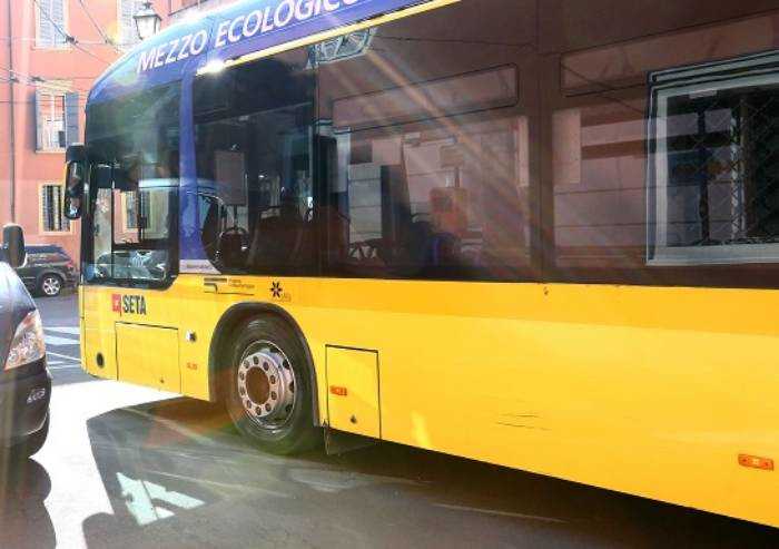 Carpi: prese a pugni l'autista del bus, denunciato 17enne