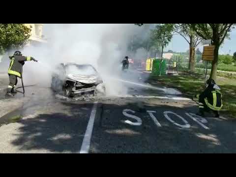 Schianto a Rovereto, auto si incendia: ferita una ragazza