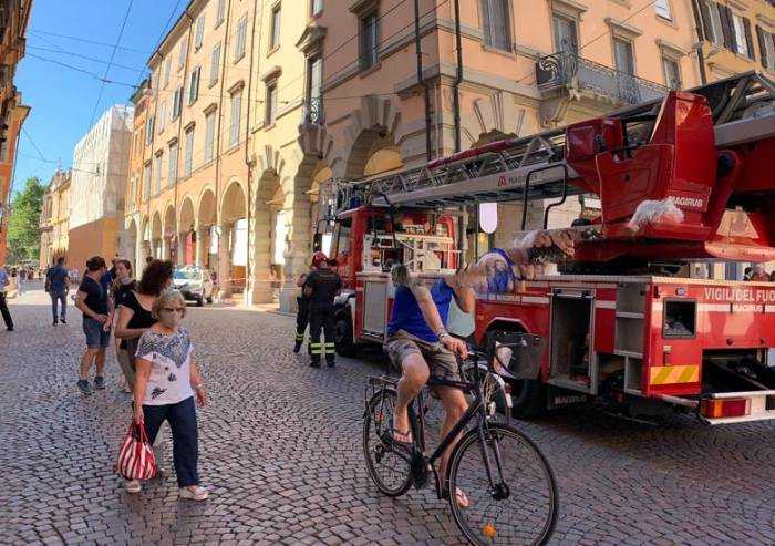 Modena, paura in centro: si stacca rivestimento in piazza Mazzini