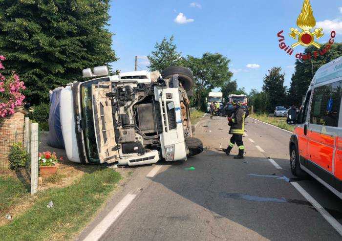 Scontro con un'auto: camion si ribalta, conducenti feriti