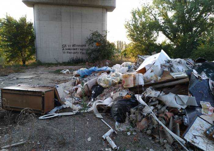 Castelfranco, discarica sotto Tav: ecco le sbarre, ma rifiuti restano