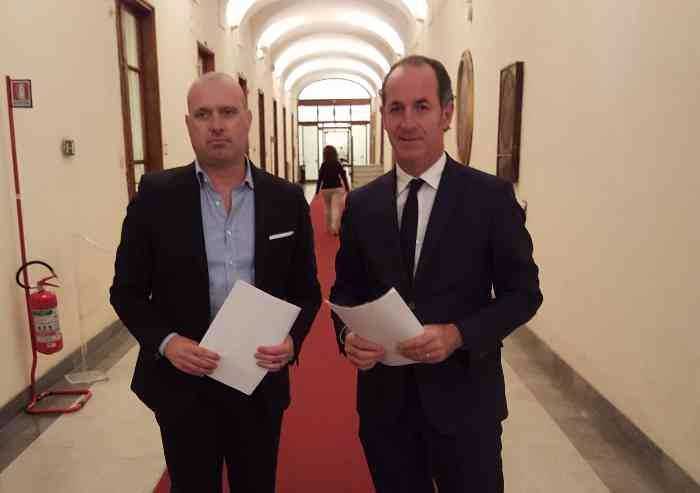 Covid, ordinanze opposte: Zaia inasprisce regole, Bonaccini apre tutto