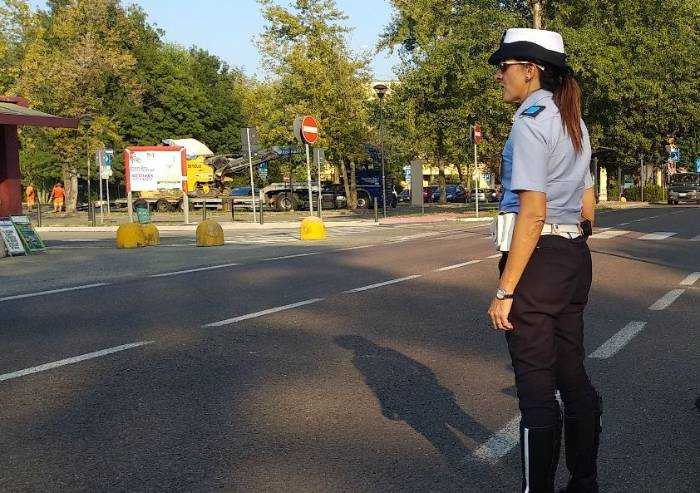Ambulante cinese rientra dall'estero: vigili lo mettono in quarantena