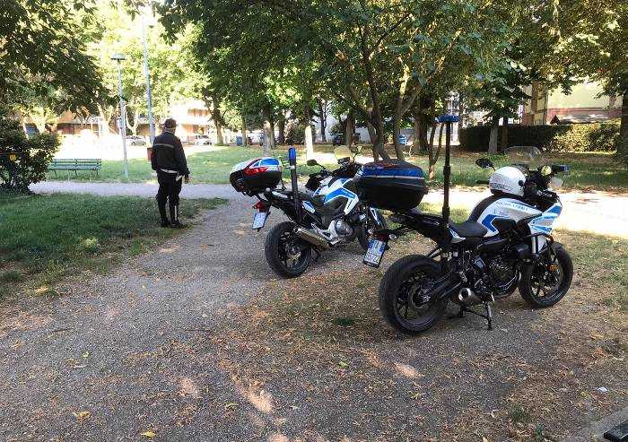 Carpi: multa da 100 euro per 5 persone con bottiglie di vetro al parco