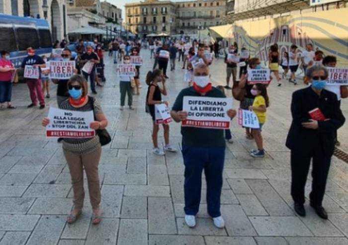 No alla legge su omofobia: domani in piedi in piazza Grande a Modena