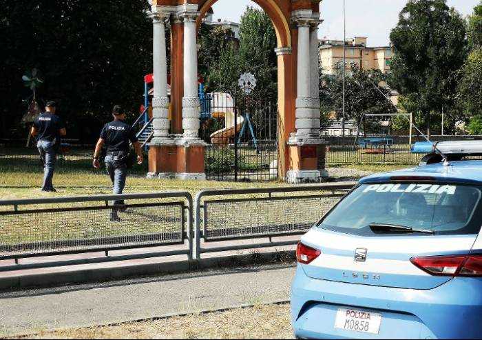 Blitz polizia in viale Gramsci a Modena: droga nascosta nella siepe