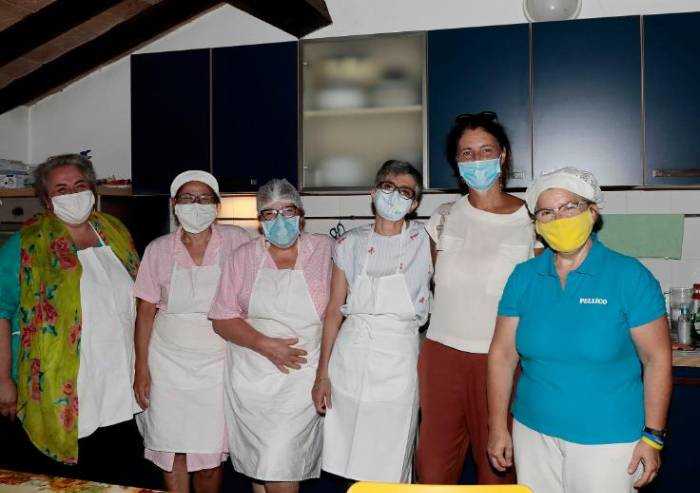 Modena, cuoche dei nidi comunali cucinano per i senza tetto
