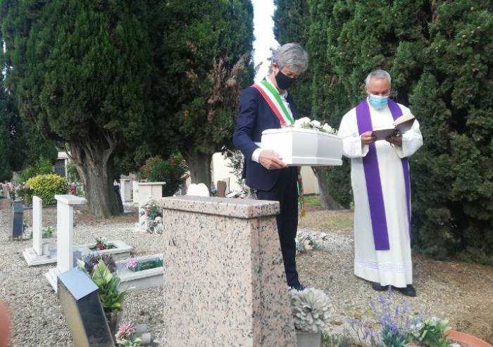 Fiorano: sepolta la piccola Angela, gettata 4 anni fa in un cassonetto