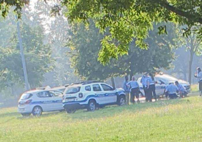 Bivacca al parco ma al controllo scaglia bici contro agenti: arrestato