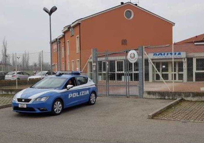 Carpi, rapinano negoziante con calci e pugni: denunciati 4 italiani