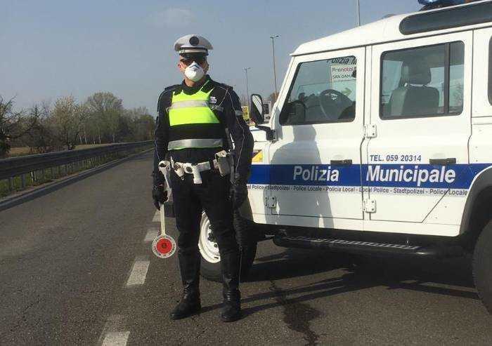 Usciti di strada in auto ed in moto: due feriti, uno grave