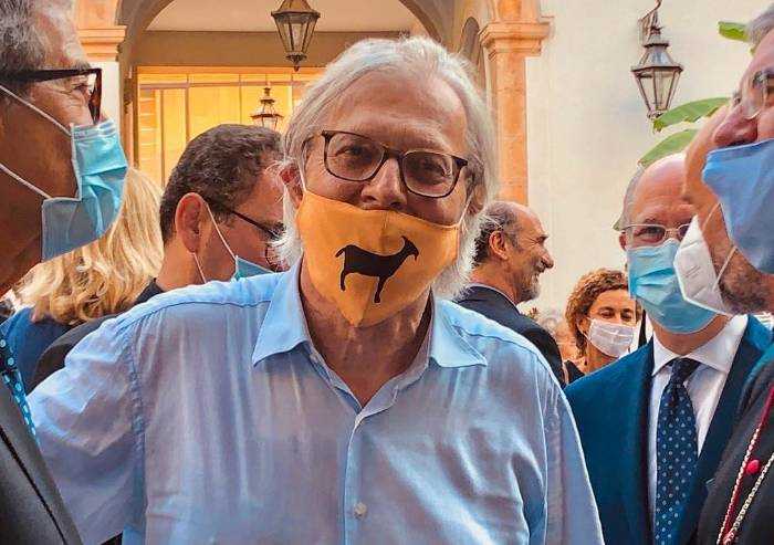 Il sindaco Sgarbi ordina: 'Multe a chi mette mascherina senza motivo'