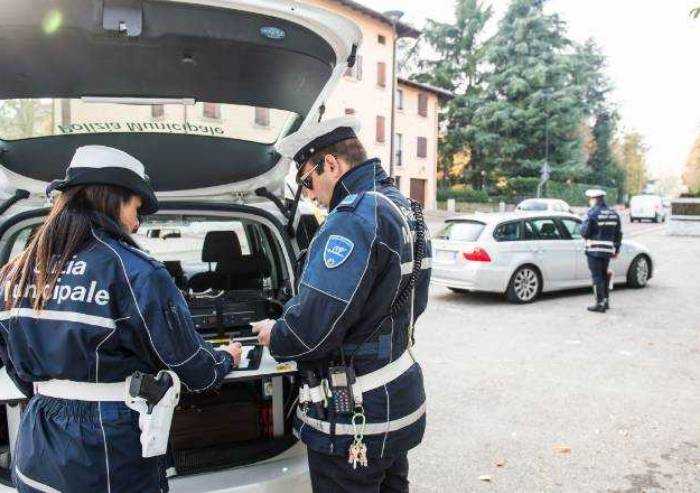 Investe due anziane e fugge: denunciata dalla Polizia Locale
