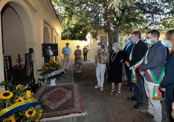 Anniversario morte Pavarotti, fiori sulla tomba del Maestro