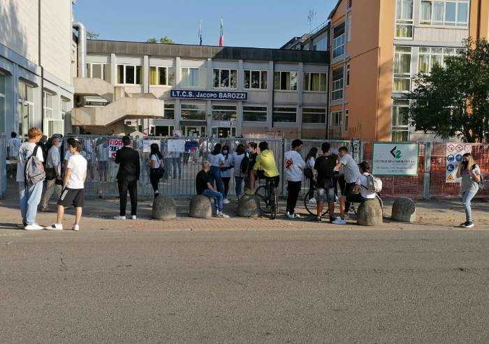 Modena, riaprono le scuole: esplode la protesta al Barozzi